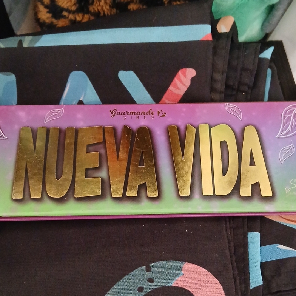 Nueva Vida Eyeshadow Palette - Purple, Green, Gold